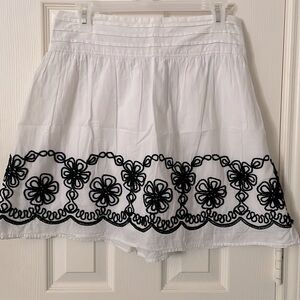 Juniors XL - Lovely white skirt with rope designs - flowers - in black.